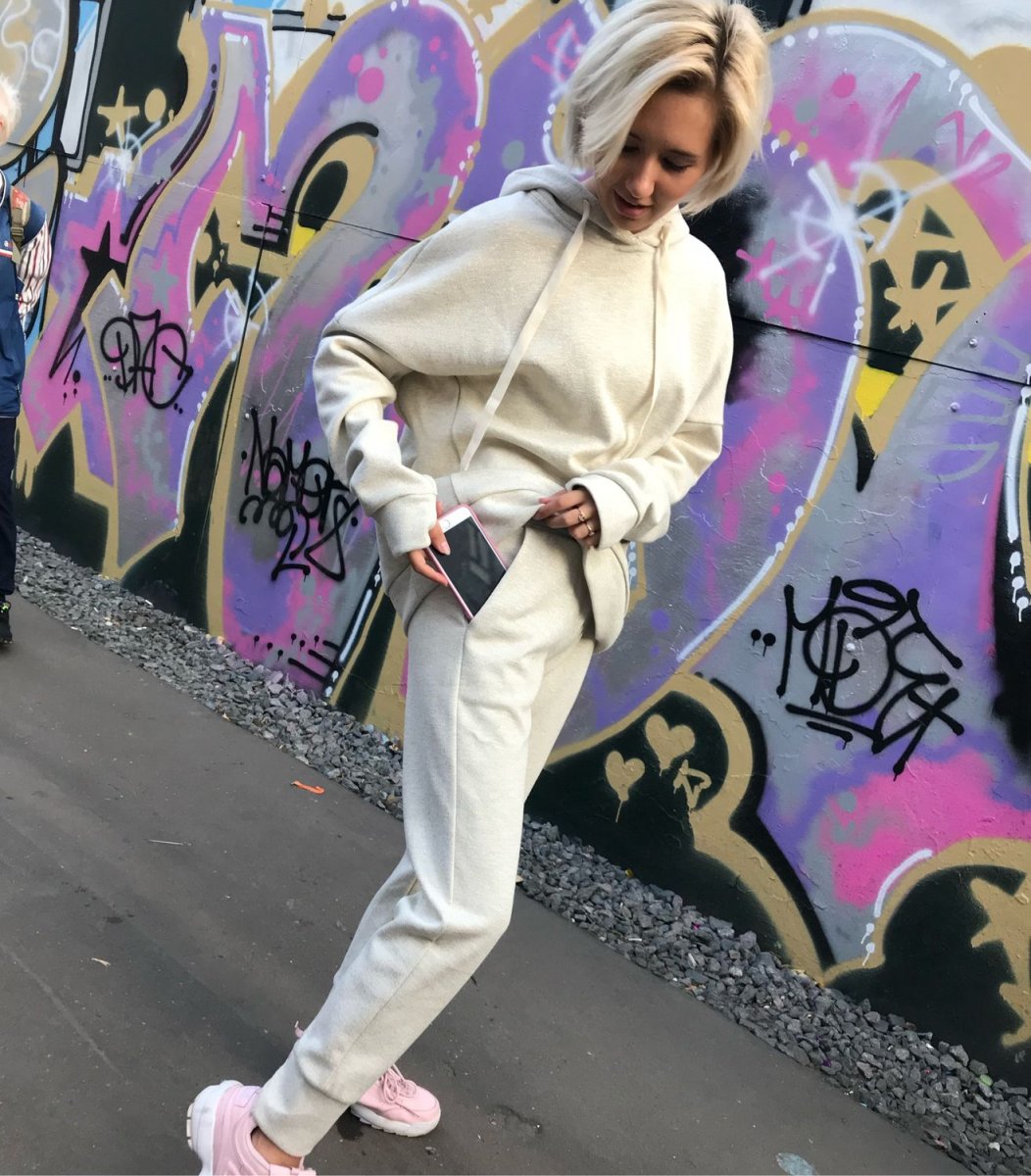 Голубая водолазка с пальто