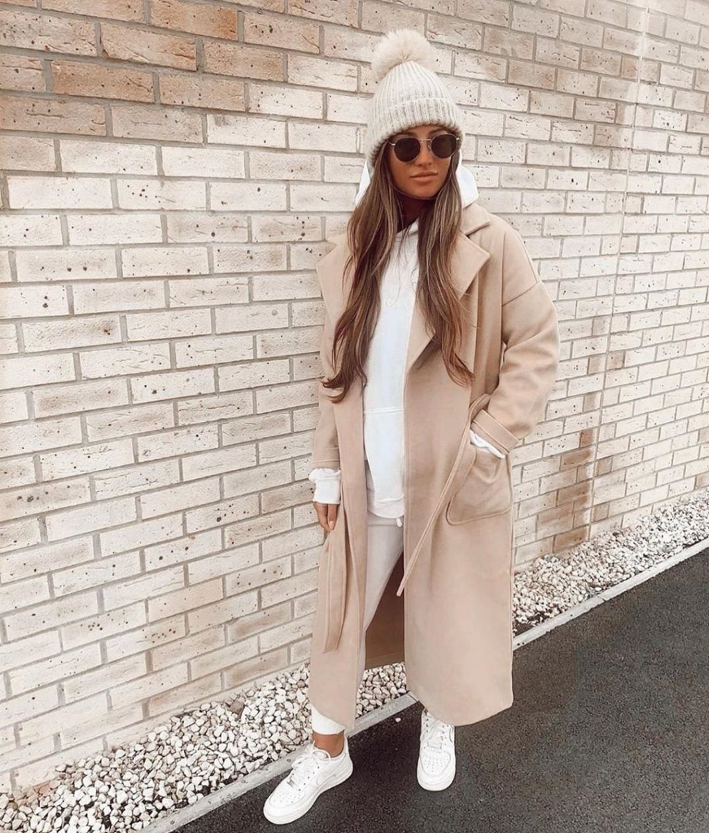 Тренч со спортивным костюмом