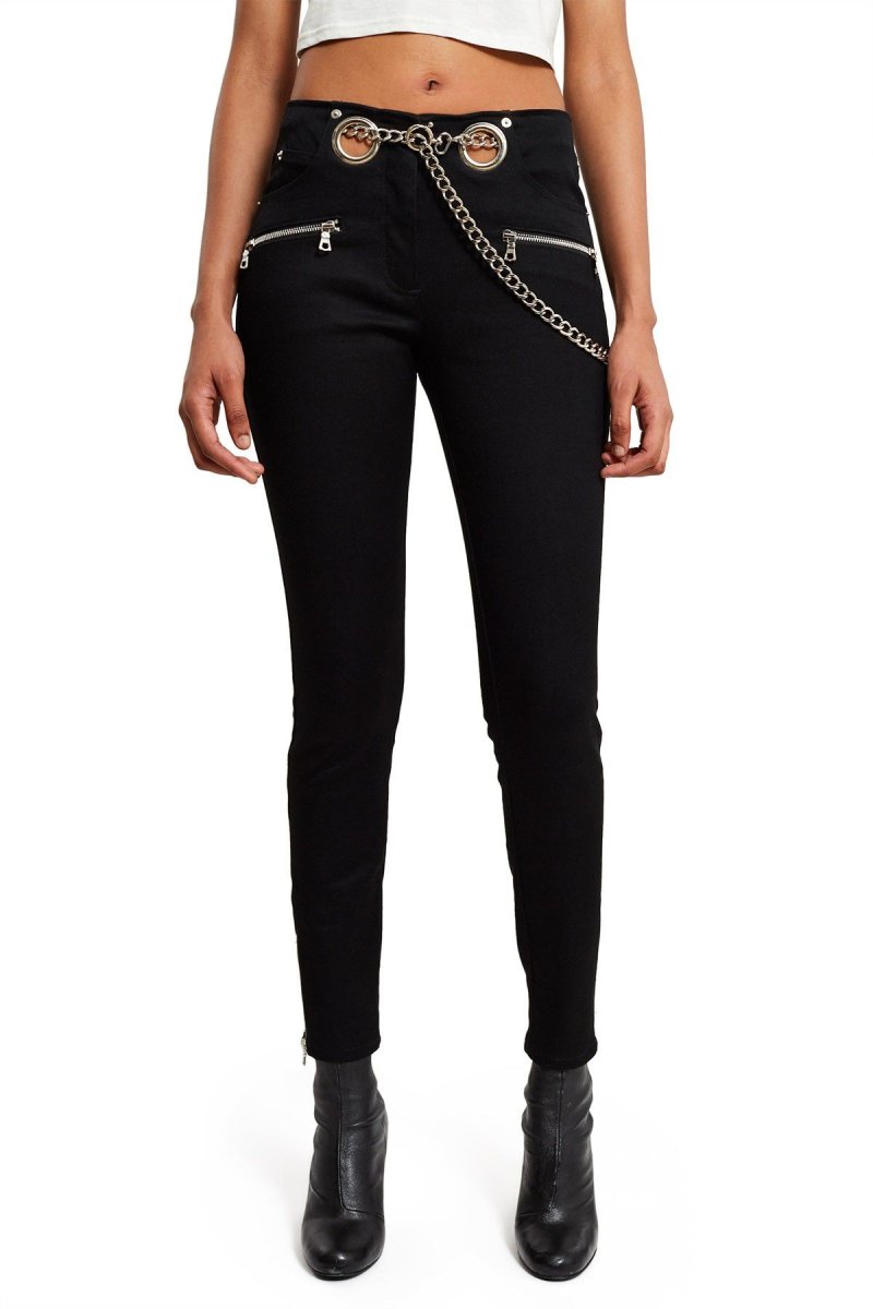 Чёрные джинсы с цепочкой