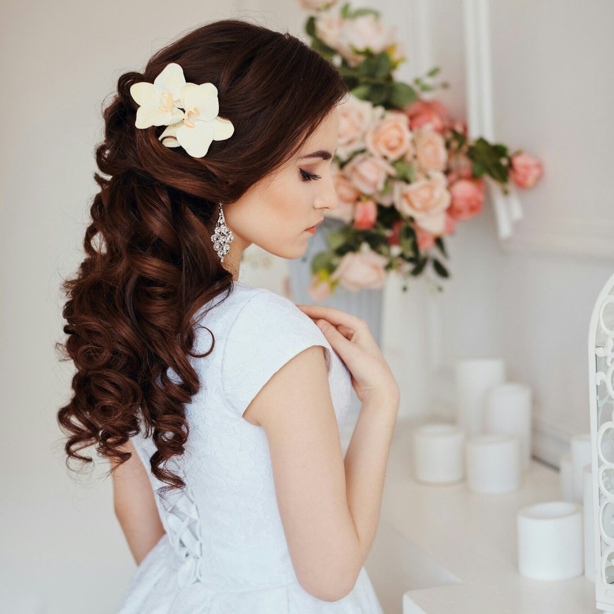 Прическа с заколкой на боку