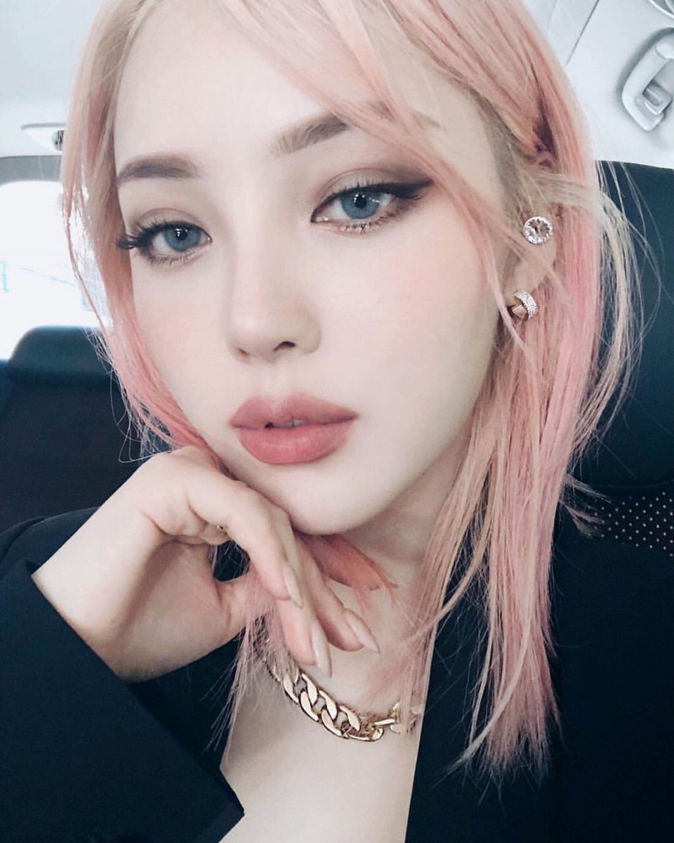 Азиаты с голубыми глазами