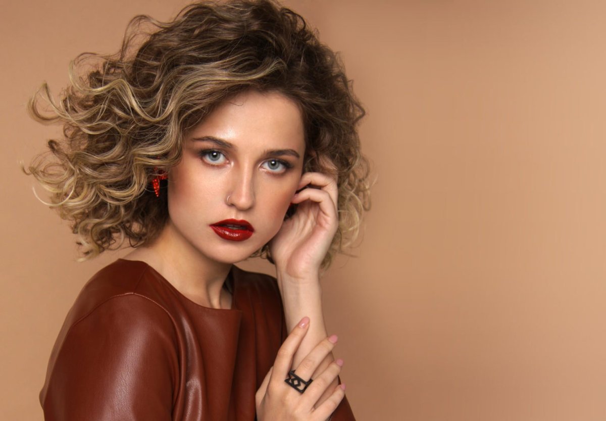 Легкая химия на волосы до плеч