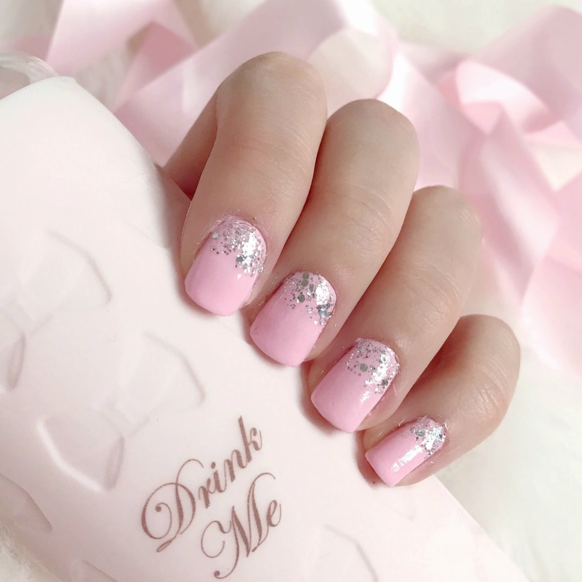 Розовый маникюр