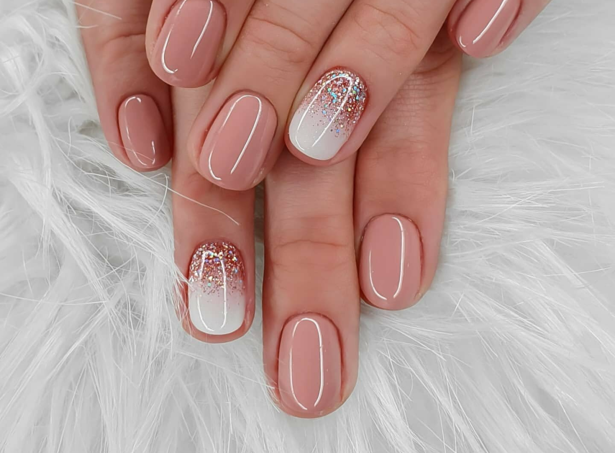 Нюдовый маникюр на короткие овальные ногти 2021