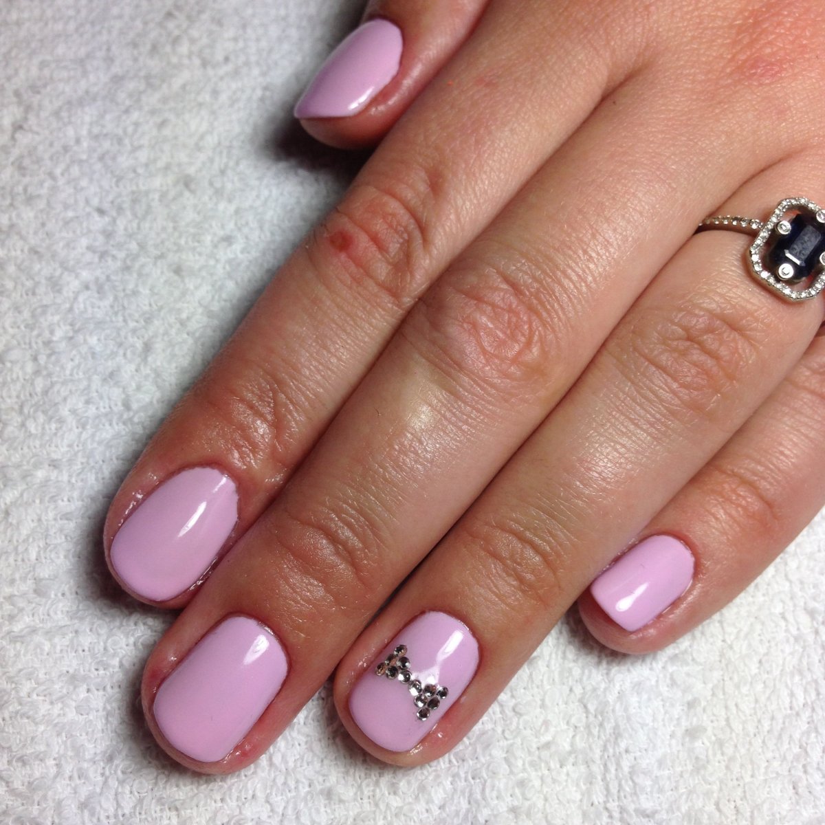 Нежно сиреневый маникюр на короткие ногти