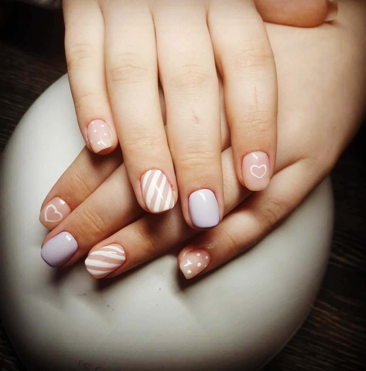 Нежный маникюр на средние ногти