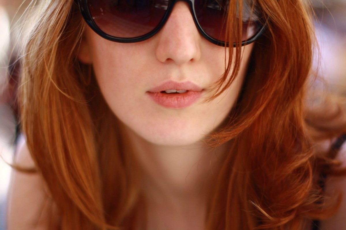 Рыжеволосая женщина в очках