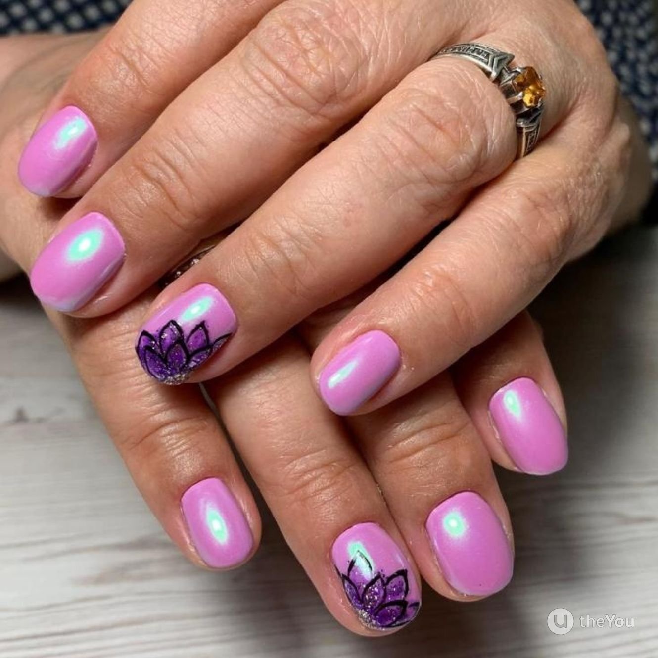 Сиреневые короткие ногти дизайн. Маникюр фиолетовый с розовым. Маникюр сиреневый с розовым. Фиолетовый маникюр на короткие ногти. Сиреневые ногти.