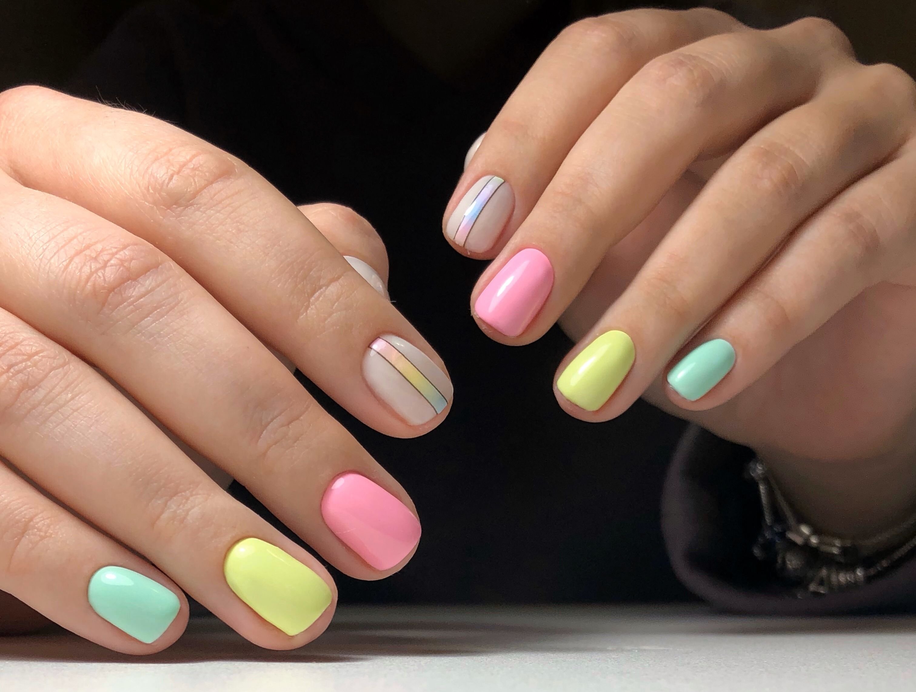 Разноцветные ногти нежные базовые