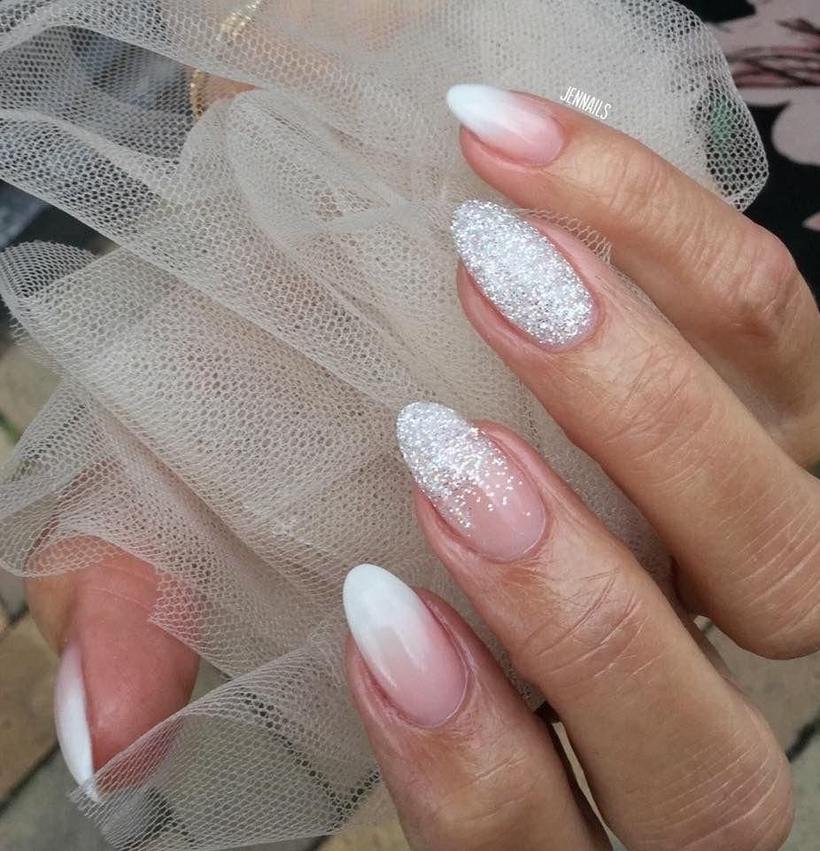 Свадебный маникюр с блестками на круглые ногти
