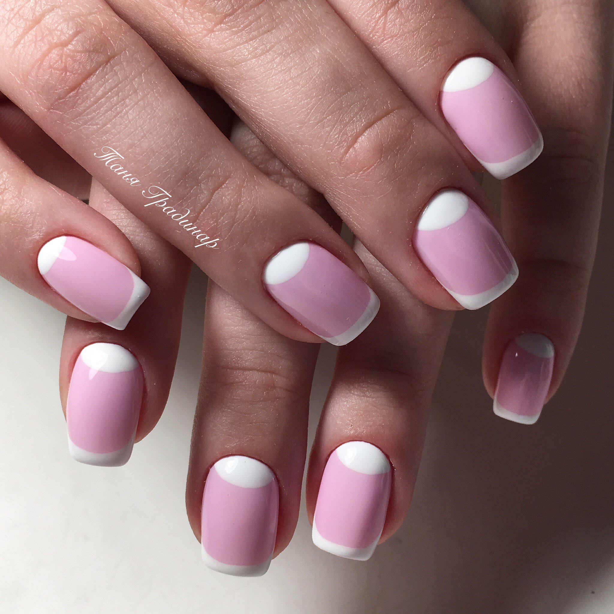 Белые лунки на розовых ногтях