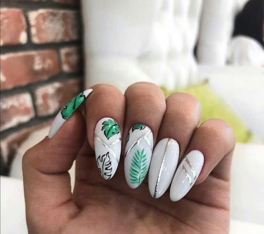 Белые ногти с зелеными листьями