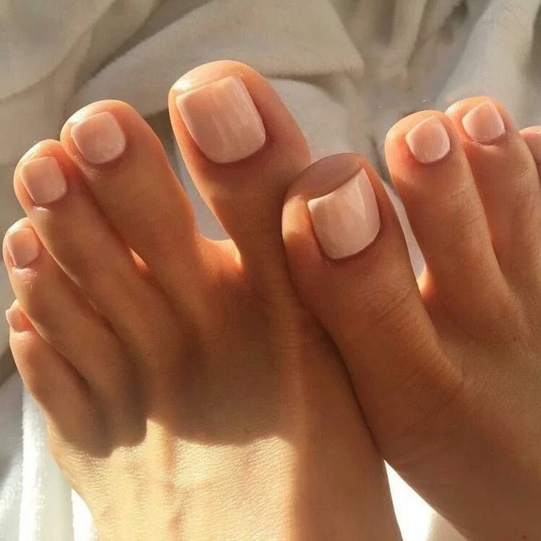 Нежный педикюр