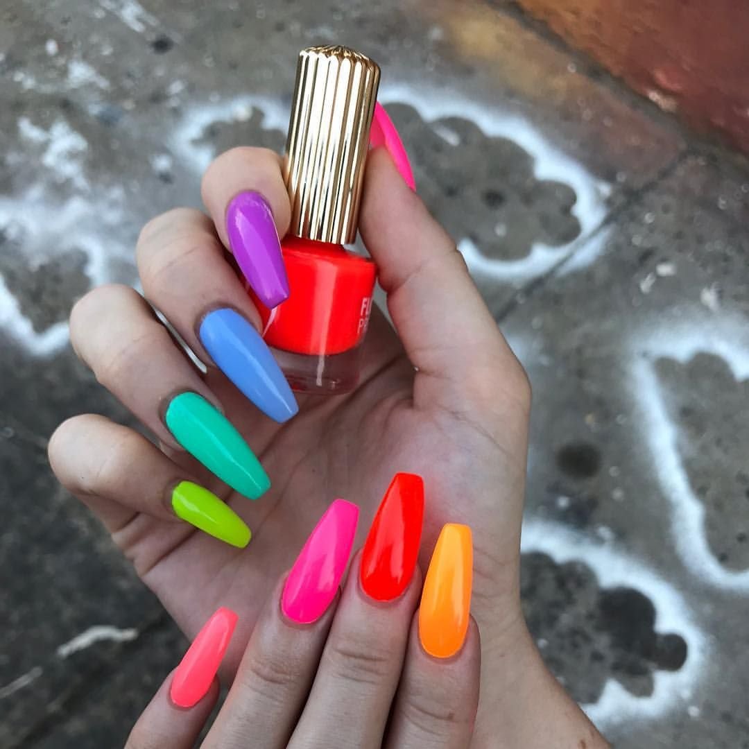 Ногти всех цветов радуги