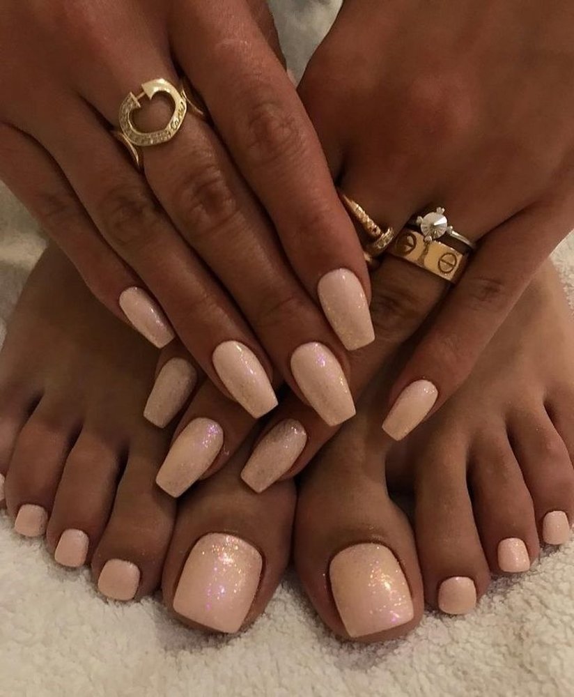 Педикюр бежевый