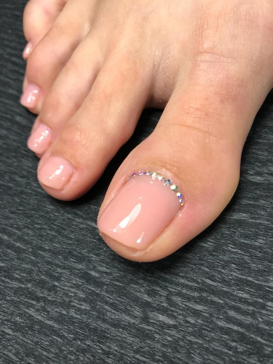 Педикюр с камушками