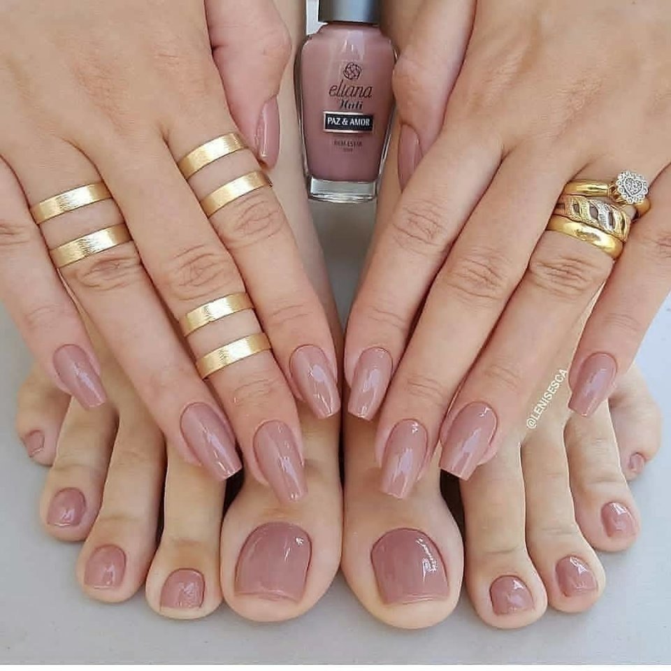 Маникюр и педикюр в одном стиле нюд