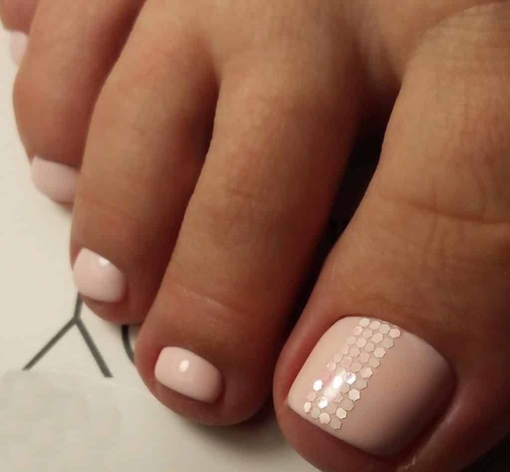 Нежный педикюр