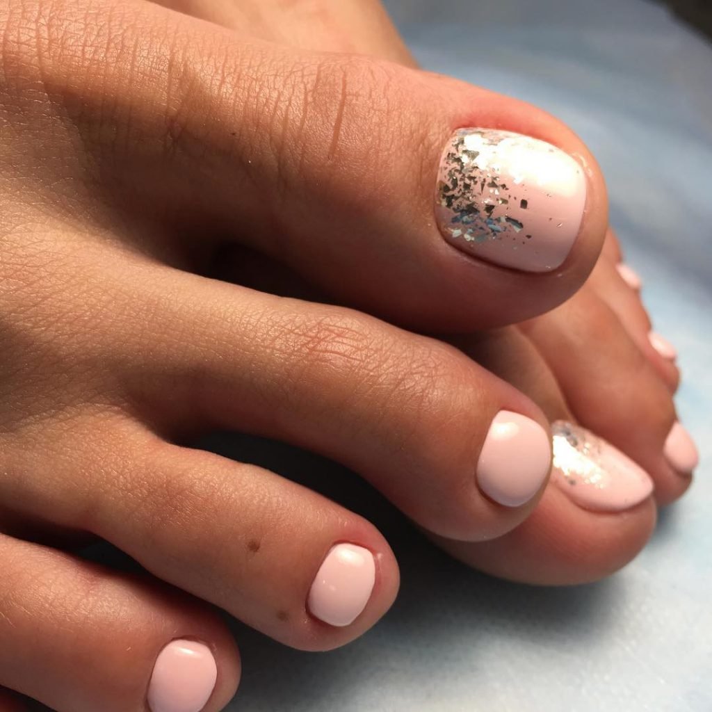 Нежный педикюр