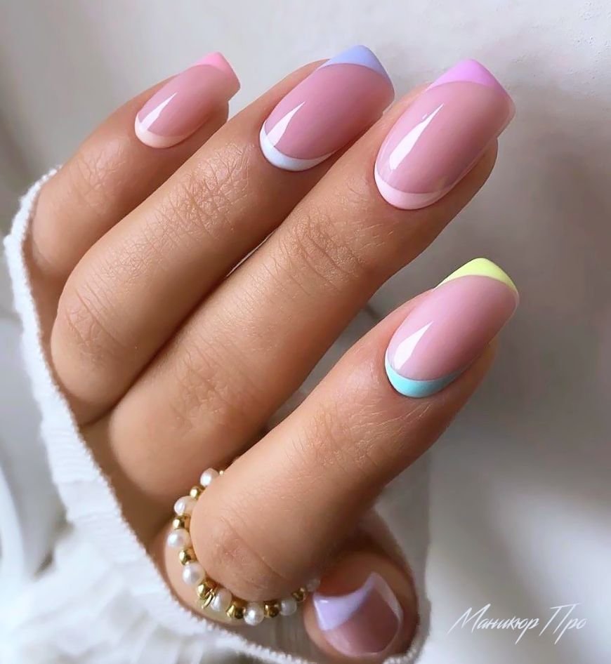 Маникюр с акварельными цветами на короткие ногти