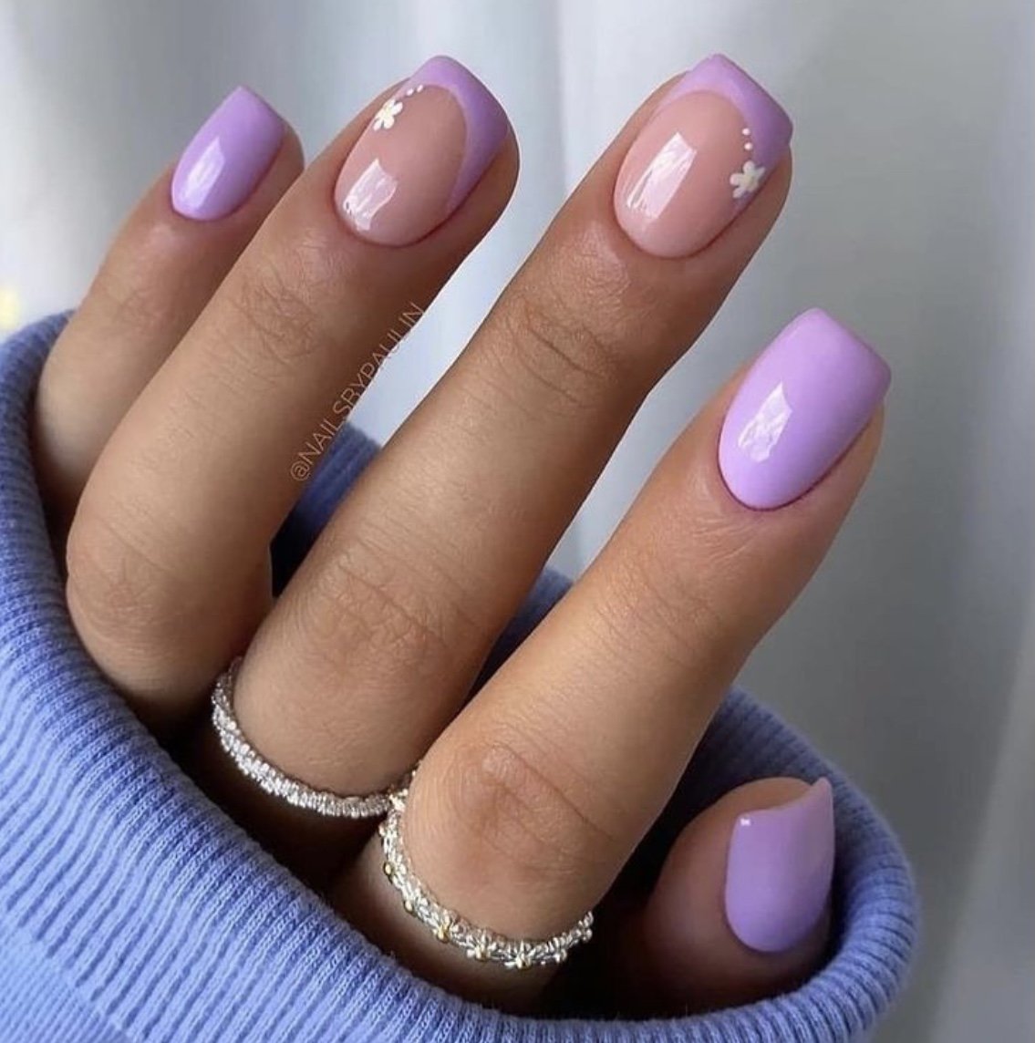 Сиреневый френч на ногтях