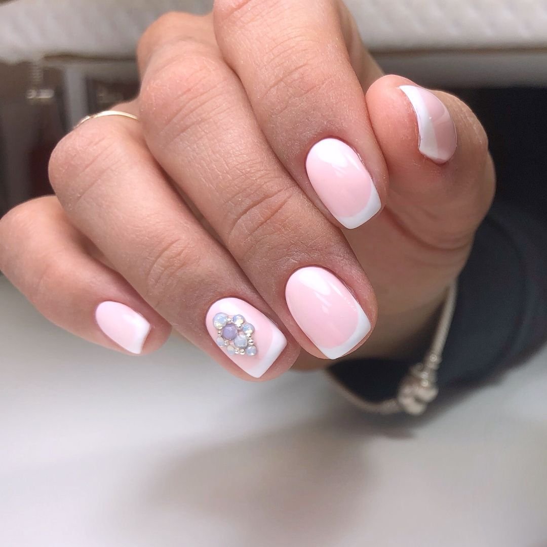 Розовые ногти квадрат