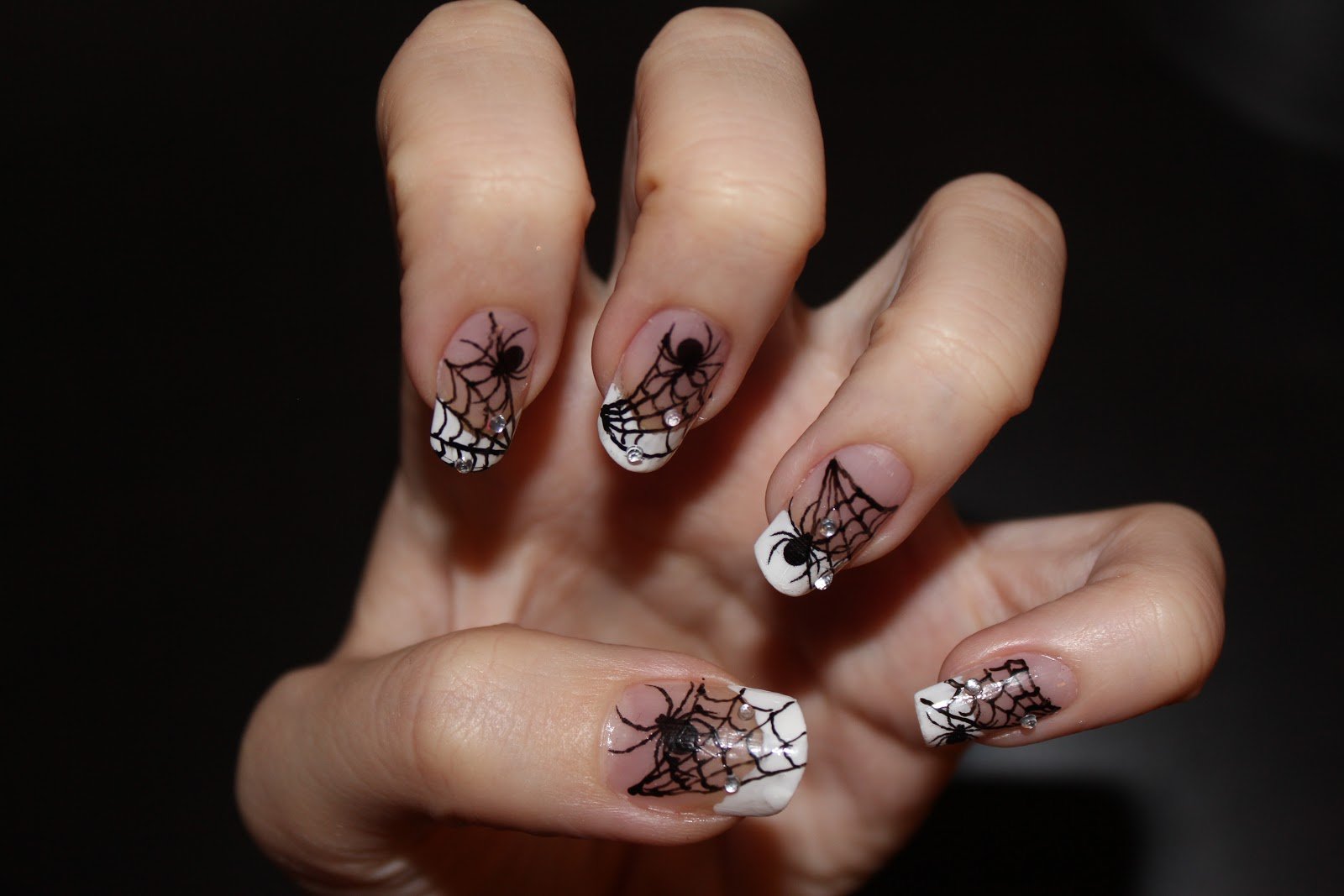 Рисунки паука на ногтях - 19 фото