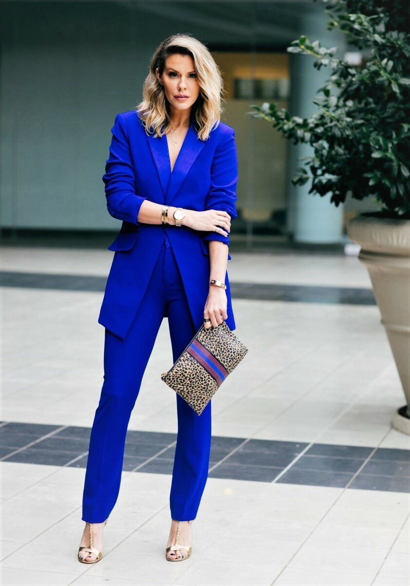 Синий деловой костюм женский