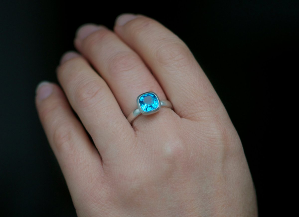 Маникюр для кольца с голубым топазом