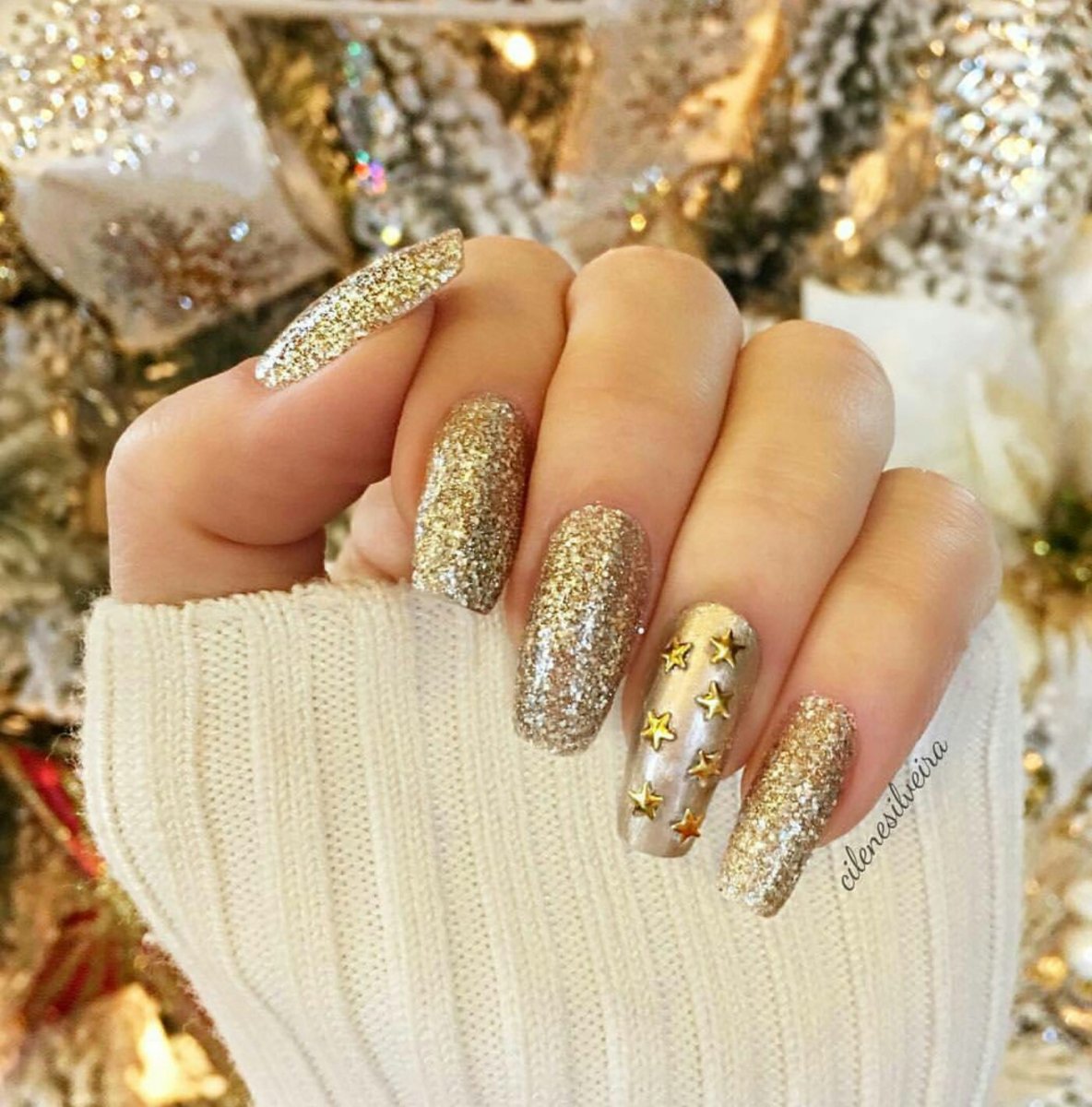 Ногти 2024 золото. Ногти новогодние золотые. Ногти с золотыми блестками. Ногти новогодние золотистые. Красивый маникюр с блестками.