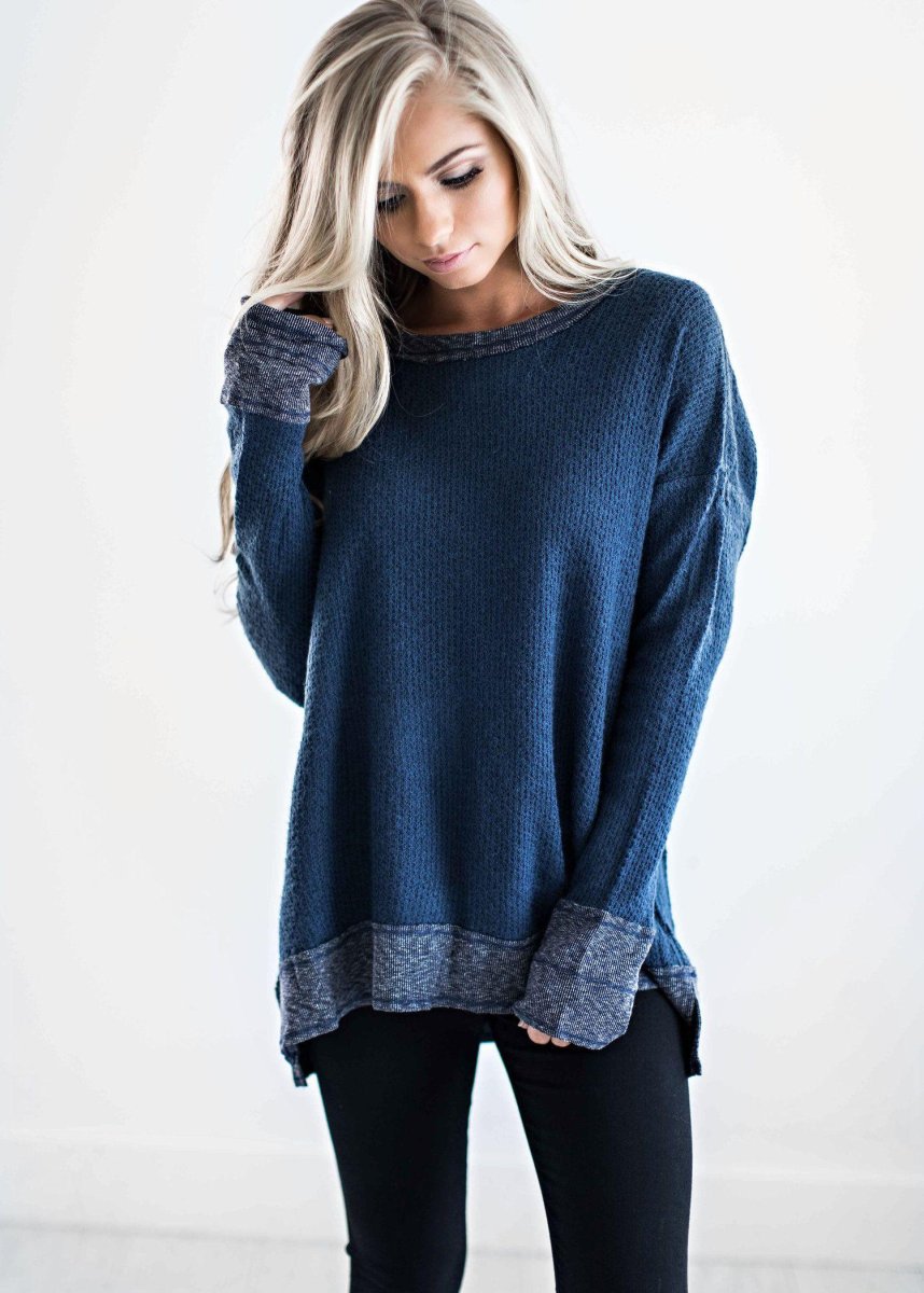 Синий свитер женский
