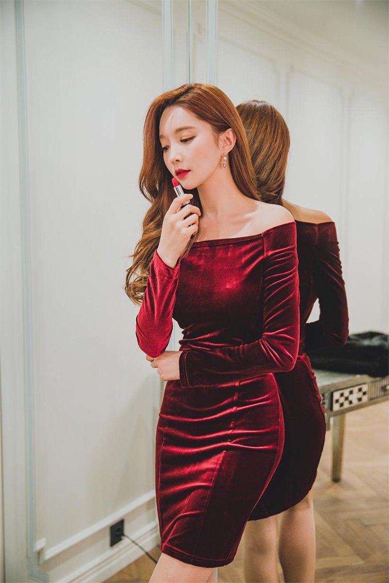Красное бархатное платье
