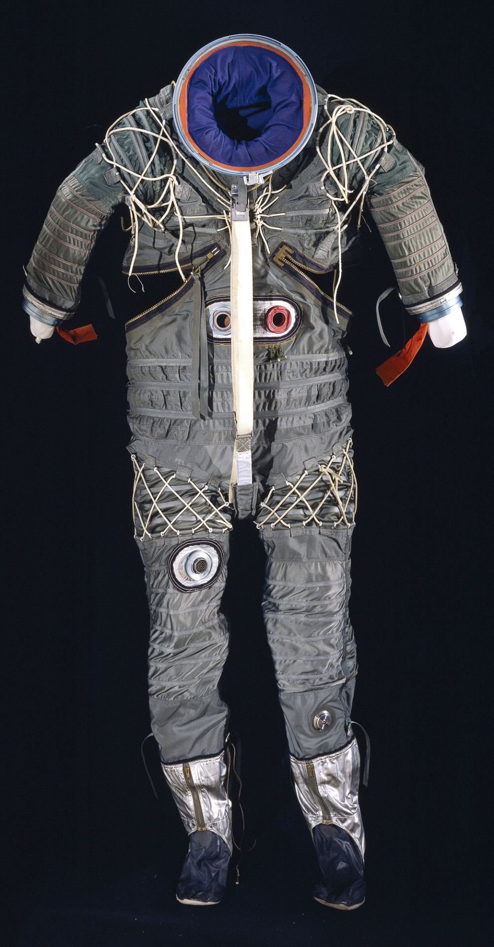 Гига скафандр мод 4. Скафандр гидрокостюм PABG. Космический костюм. Костюм под скафандр. Костюм космического путешественника.