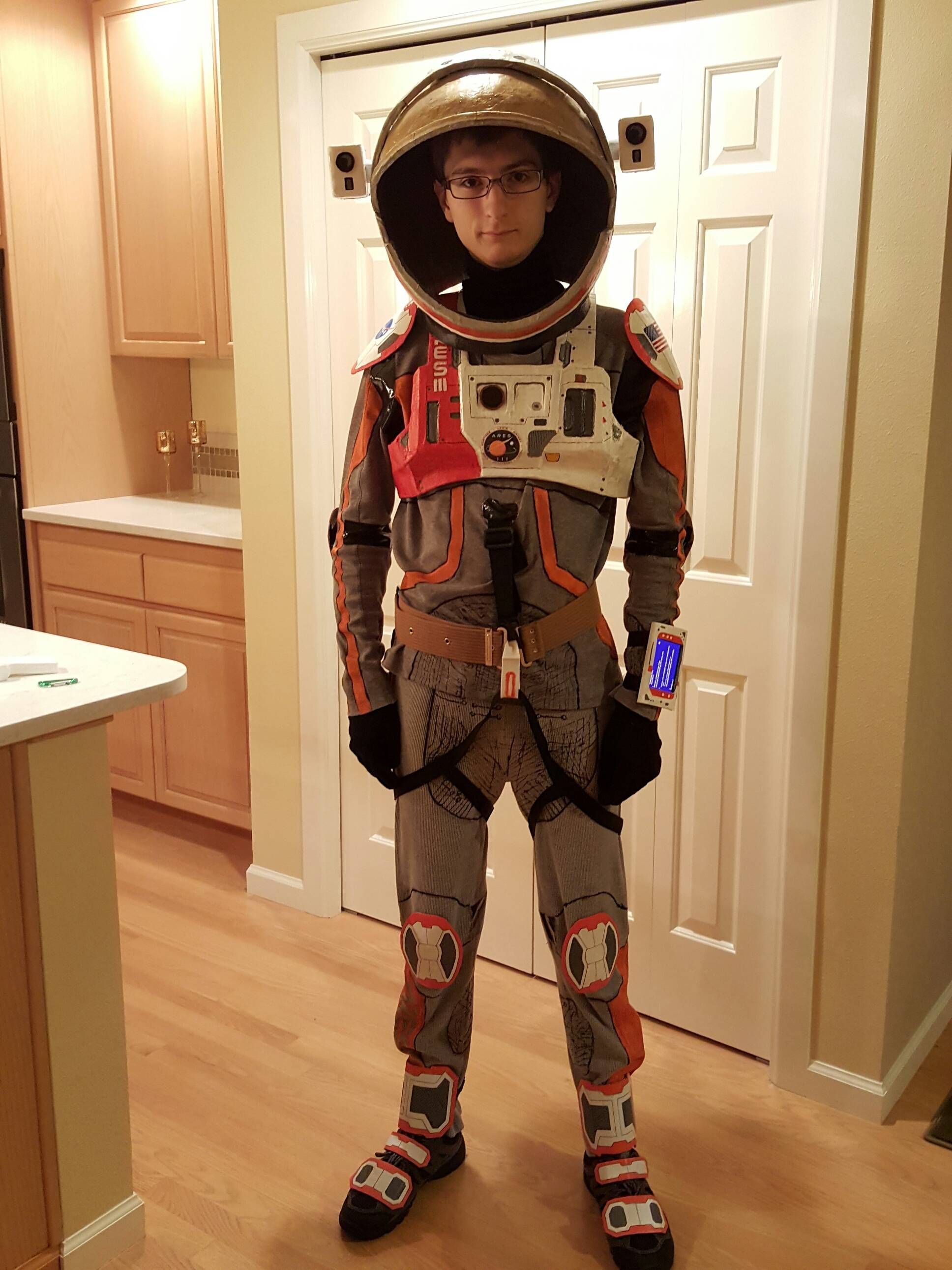 Костюм скафандр. Космонавт в скафандре на Марсе. Космический костюм. Костюм Космонавта. Космический костюм Марс.