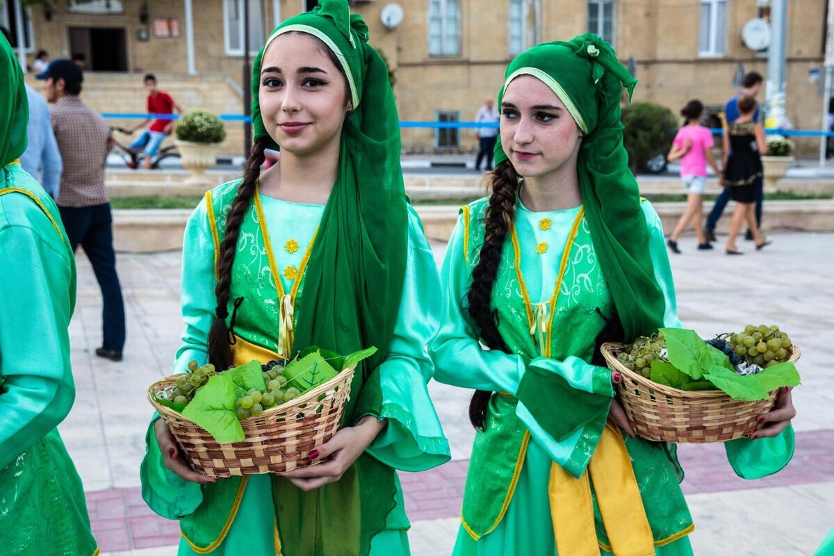 Традиции даргинцев. Даргинцы даргинцы. Дагестанская Национальная одежда. Дагестанские женщины. Даргинский национальный костюм.