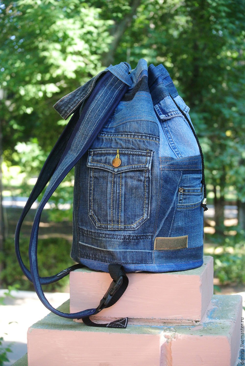 Делаем рюкзак из старых джинсов с коллажами и аппликацией