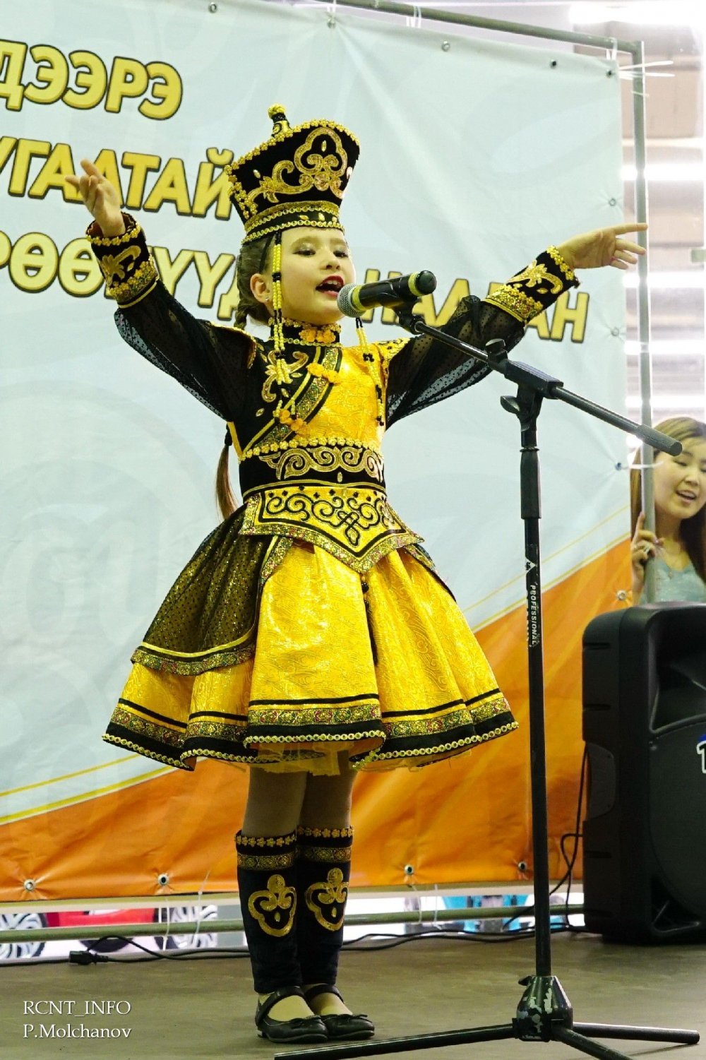 Детский бурятский танец. Бурятские дэгэлы в Улан-Удэ. Бурятский костюм для танца. Бурятский танцевальный костюм. Бурятский костюм для девочки.