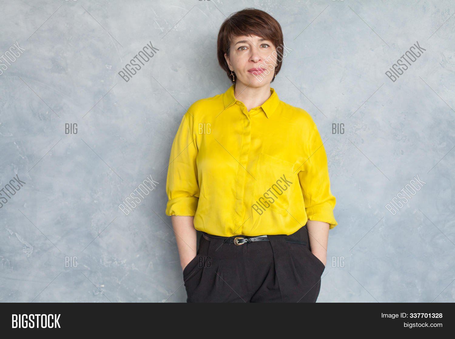 Желтая рубашка на женщине профиль