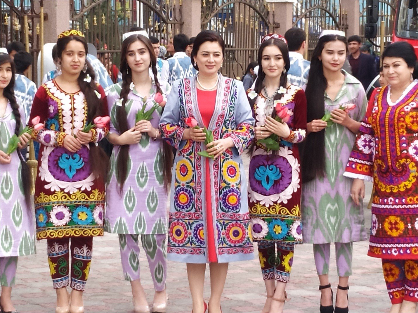 Таджикские полно. Курта чакан Узбекистан. Национальная одежда Таджикистана чакан. Навруз чакан. Гули чакан.