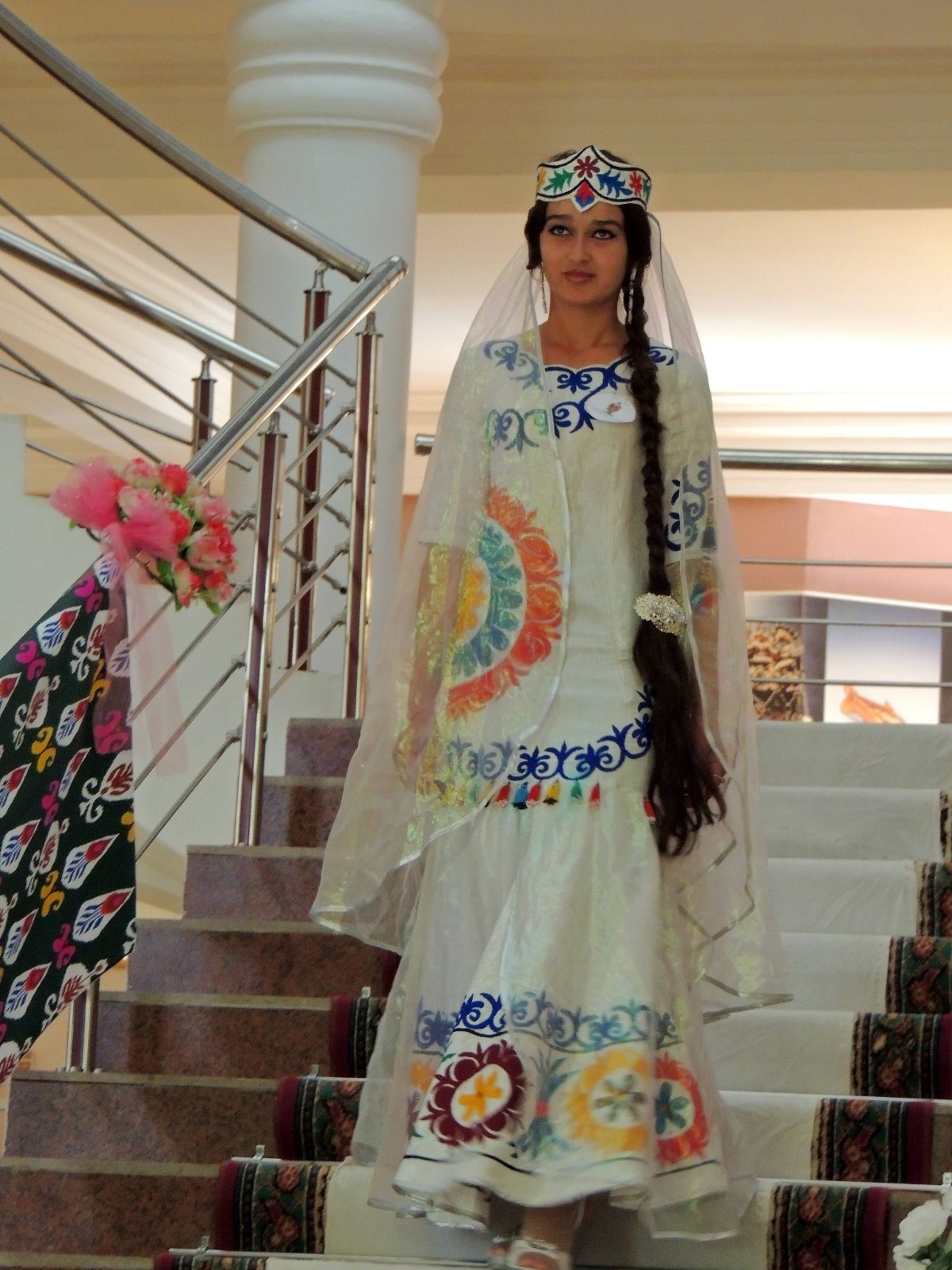 Таджикские национальные платья. Национальное платье чекан Таджикистан. Таджикистан либоси Милли. Таджикские Свадебные платья национальные.