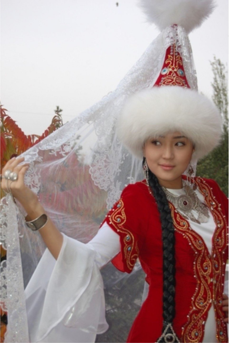 Девушка в казахском костюме