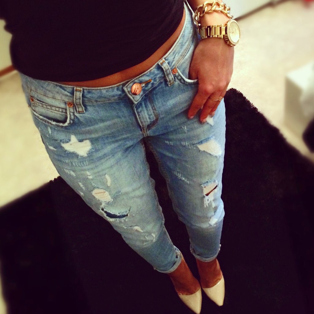 Девушка в рваных джинсах