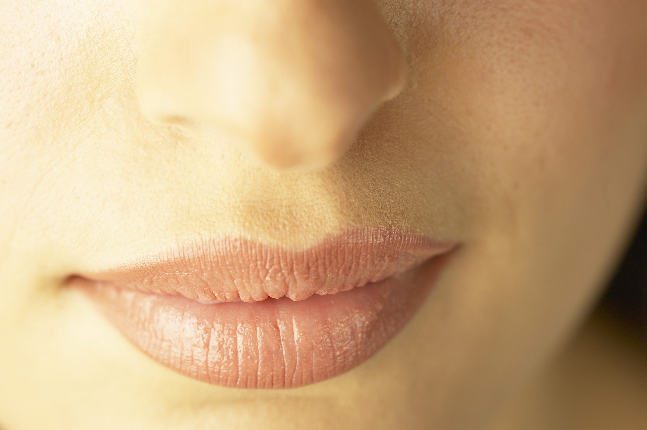 Огромные висячие губы. Татуаж губ. Перманентный макияж губ. Перманент губ. Перманентный макияж губ бежевый.
