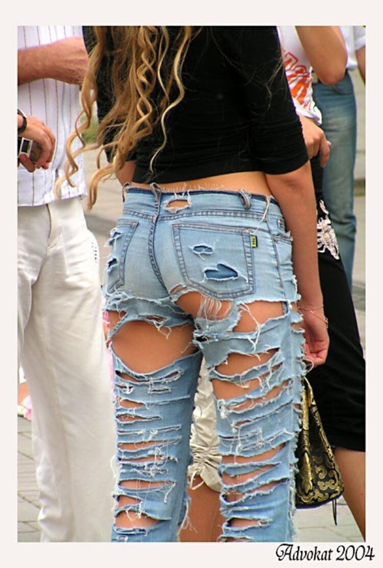 Шорты порвались. Модные драные джинсы. Сильно рваные джинсы. Женщина в рваных джинсах. Джинсы с дырками.