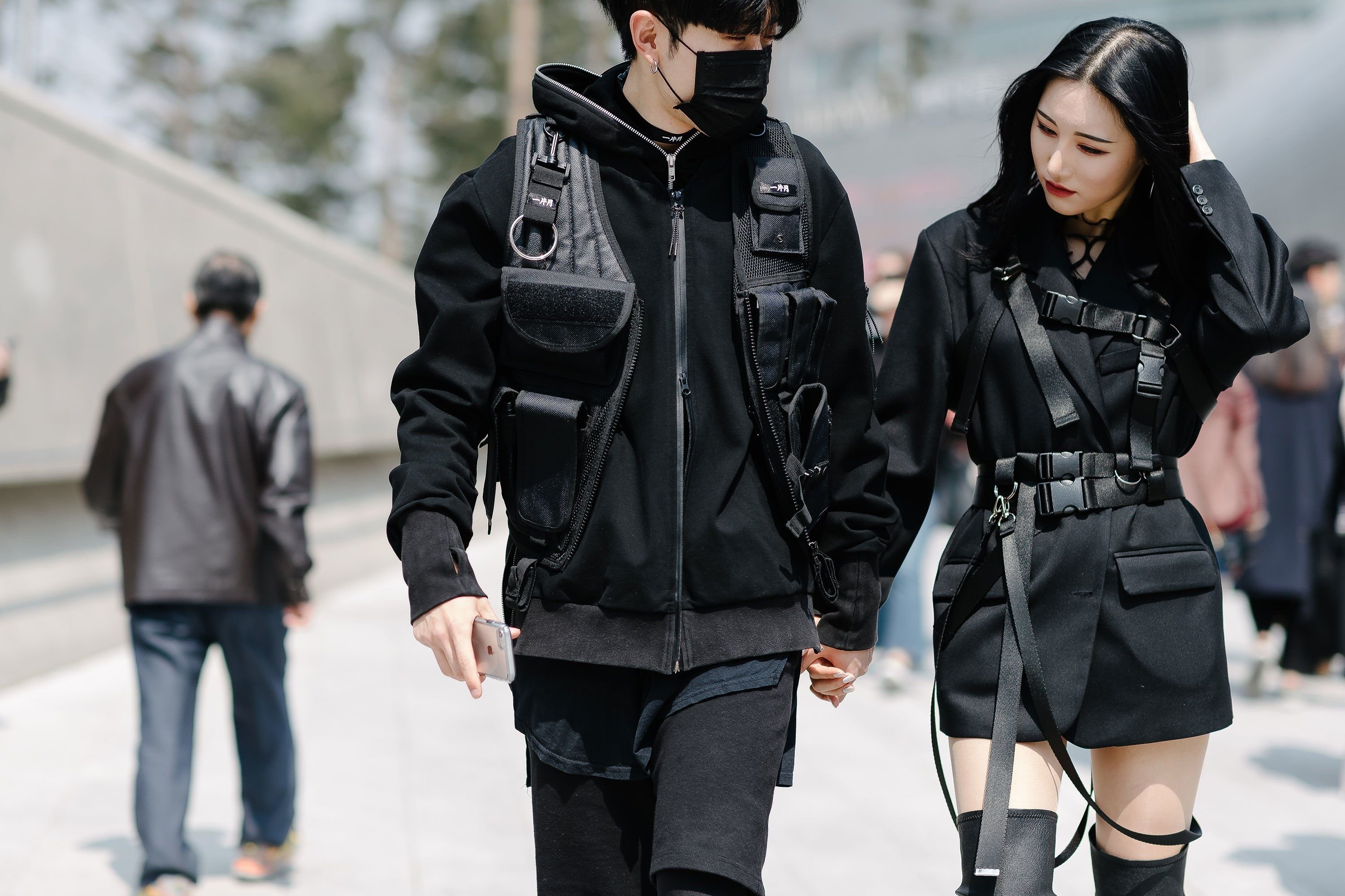 Мужчина и женщина корейский. Теквир корейская мода. Techwear стиль корейский. Кимоно Techwear. Стиль одежды Techwear.