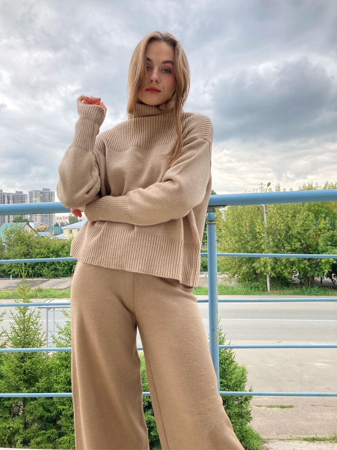 широкие трикотажные штаны. трикотажный костюм с широкими брюками женский. вязаный брючный костюм. вязаный брючный костюм. вязаный костюм женский с брюками широкими.
