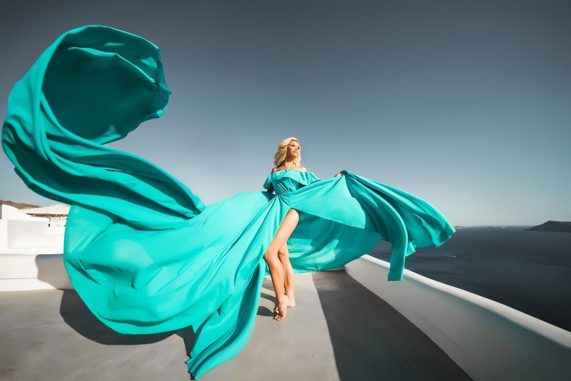 Развивающиеся платья на ветру