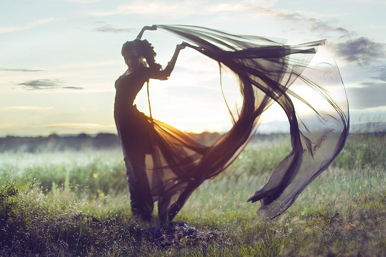 На ближайшем ветру. Фотосессия с тканью. Ткань развивается на ветру. Девушка на ветру. Платье развивающееся на ветру.
