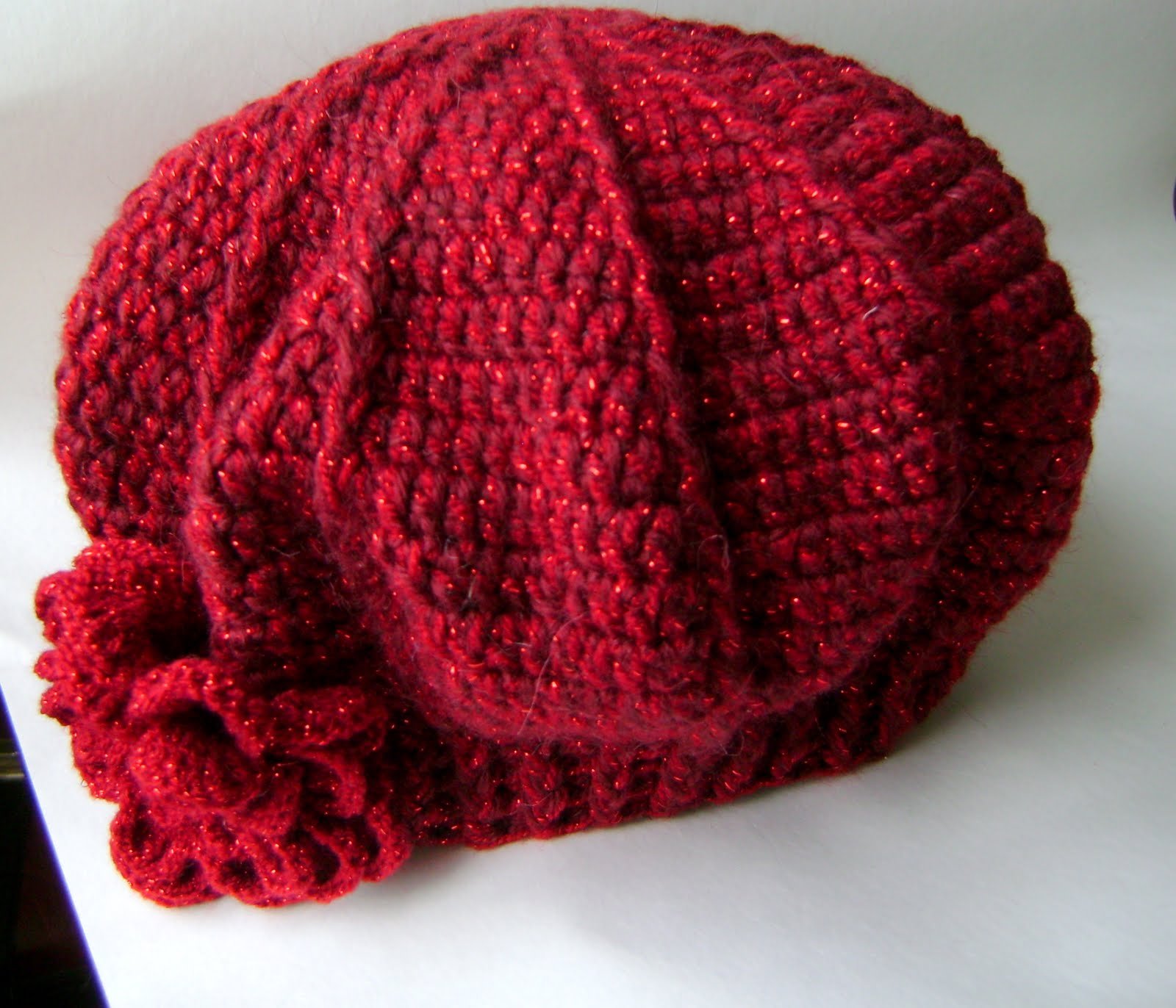 Вязание шапок для женщин мастер класс. Вязаные береты крючком. Красивые вязаные береты. Красная шапка спицами. Красная вязаная шапка.