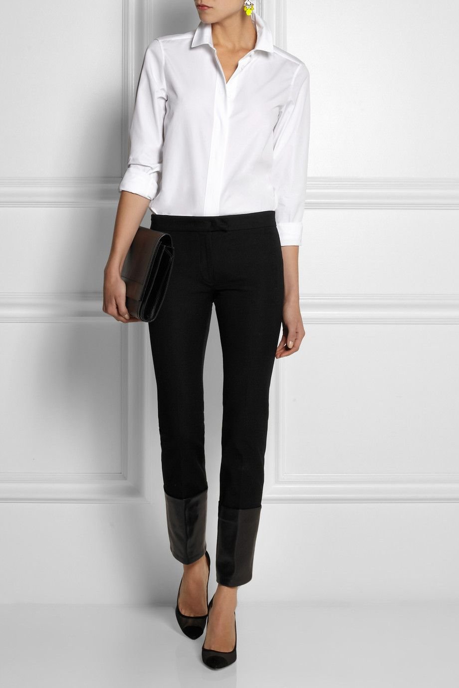 Черные брюки белая блузка. Блузка с черными брюками. Белая рубашка и брюки женские. Белая рубашка и черные брюки женские. Белая блузкачерныые брюки.
